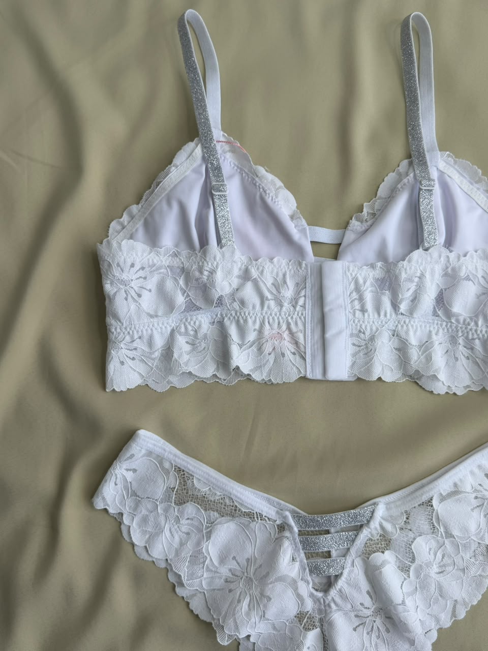 CONJUNTO LINGERIE SENSUAL SEM ARO E SEM BOJO COM DETALHES EM BRILHO NAS ALÇAS E CENTRO