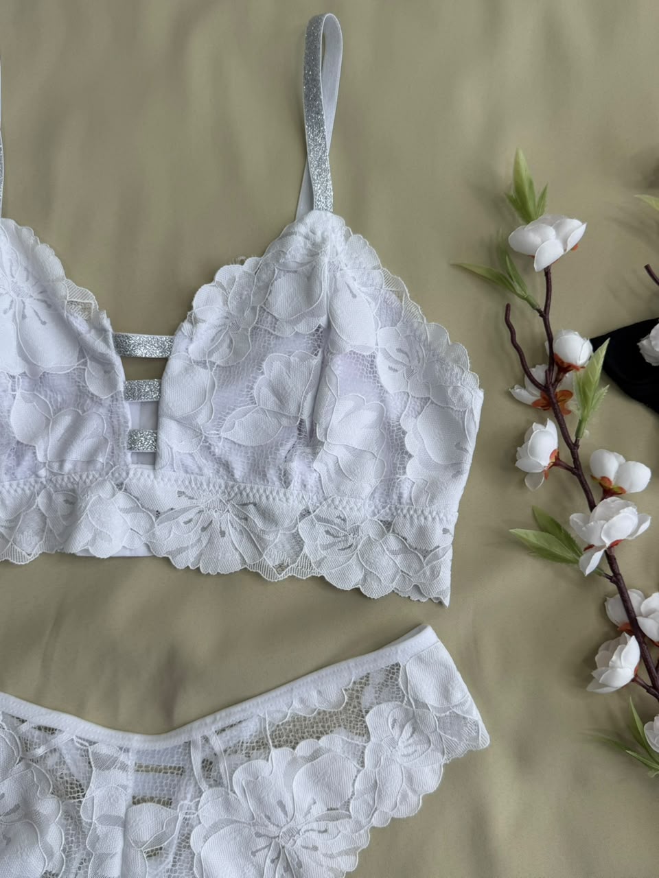 CONJUNTO LINGERIE SENSUAL SEM ARO E SEM BOJO COM DETALHES EM BRILHO NAS ALÇAS E CENTRO