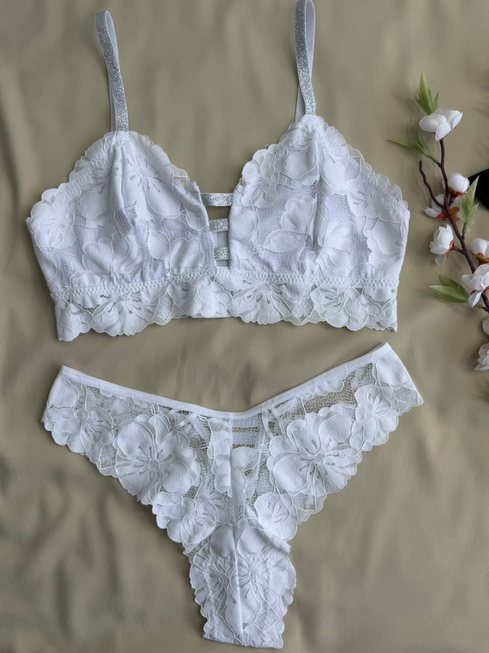 CONJUNTO LINGERIE SENSUAL SEM ARO E SEM BOJO COM DETALHES EM BRILHO NAS ALÇAS E CENTRO
